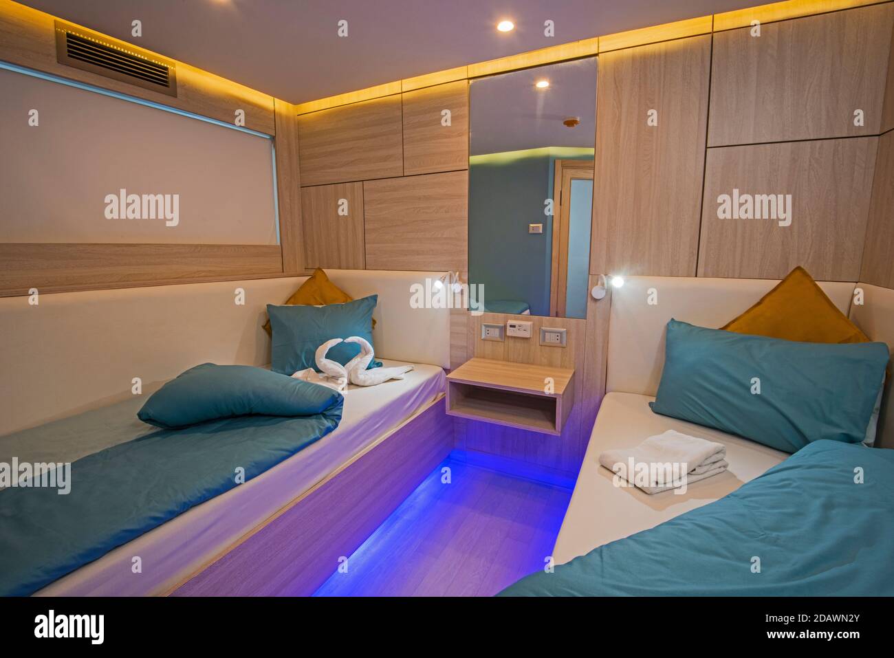 Innenraum der Kabine Schlafzimmer auf Luxus Segelyacht mit 2 Einzelbetten Stockfoto