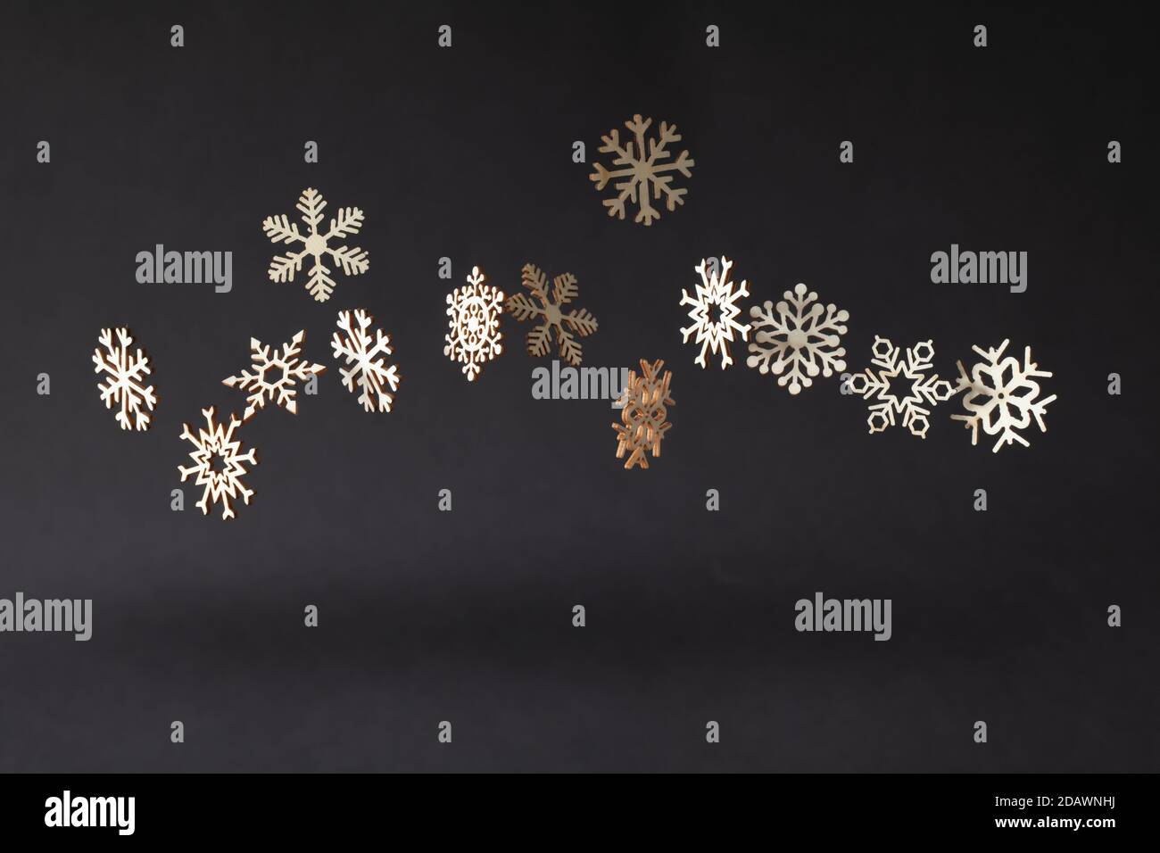 Schneeflocke Weihnachten Symbole auf einem schwarzen Hintergrund Stockfoto