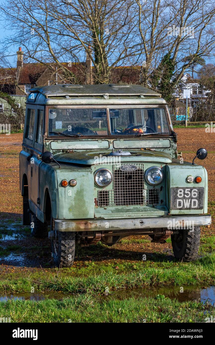 Ein altes Land Rover Allradantrieb Fahrzeug für verwendet Abschleppboote und Abschleppboote von der Slipway in Yarmouth Auf der Insel wight Stockfoto