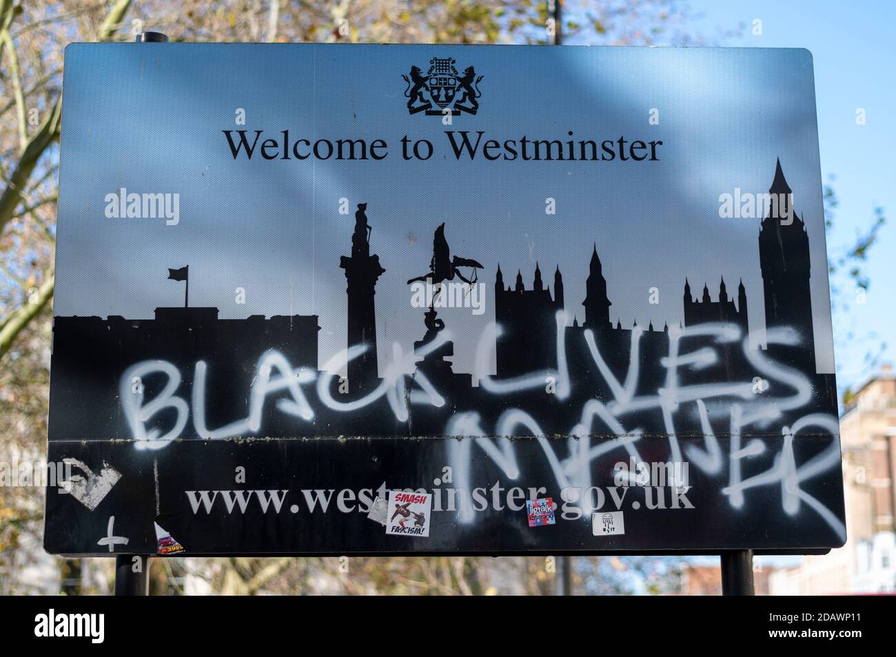 London, UK - 15 Nov 2020: Schwarze Leben sind wichtig Graffiti auf dem Welcome to Westminster Schild im Zentrum von London Stockfoto