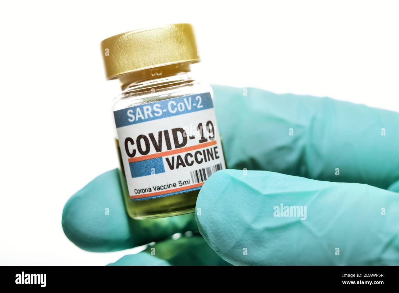 Handhaltenden Corona-Impfstoff-Fläschchen Stockfoto