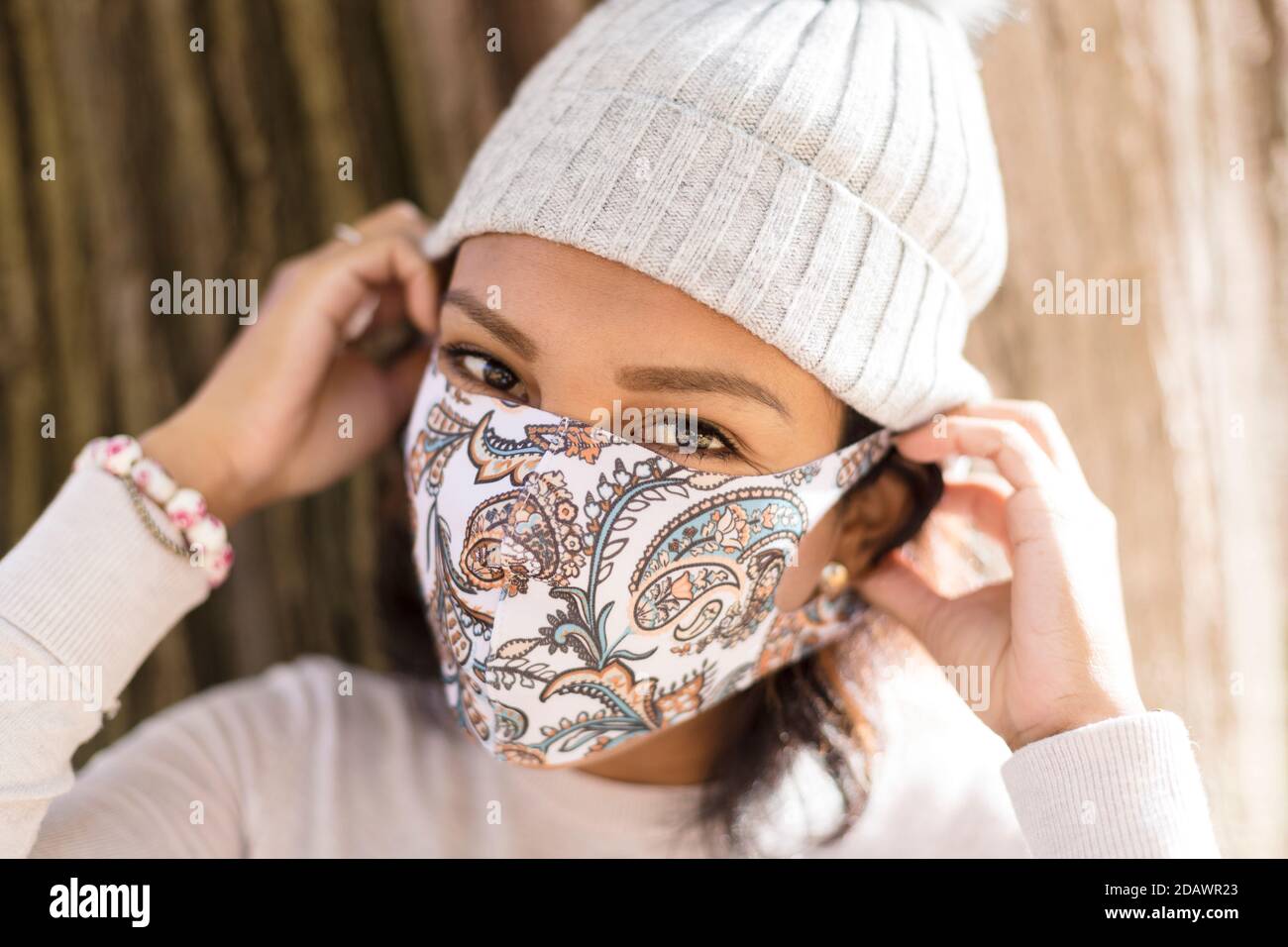 Nahaufnahme einer Frau, die eine Gesichtsmaske auf ihr Gesicht legt. Selektiver Fokus. Stockfoto