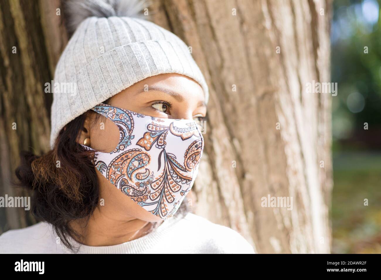 Nahaufnahme Porträt der Frau mit einer Gesichtsmaske im Freien. Selektiver Fokus. Stockfoto