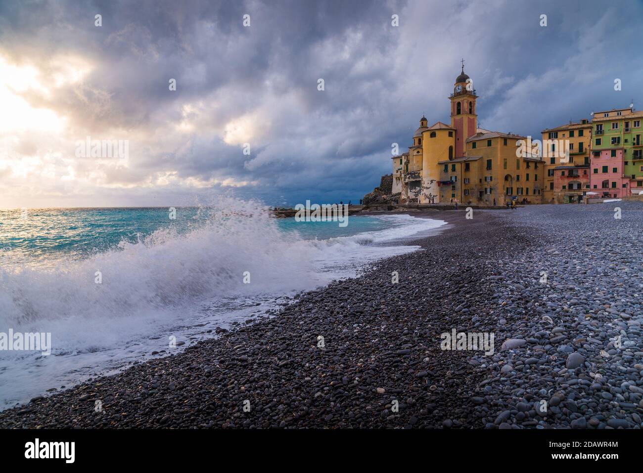 Landschaftlich schöner Blick auf Camogli Meer mit bewölktem dramatischen Himmel Meer Wellen Gebäude in einem Herbstnachmittag Stockfoto