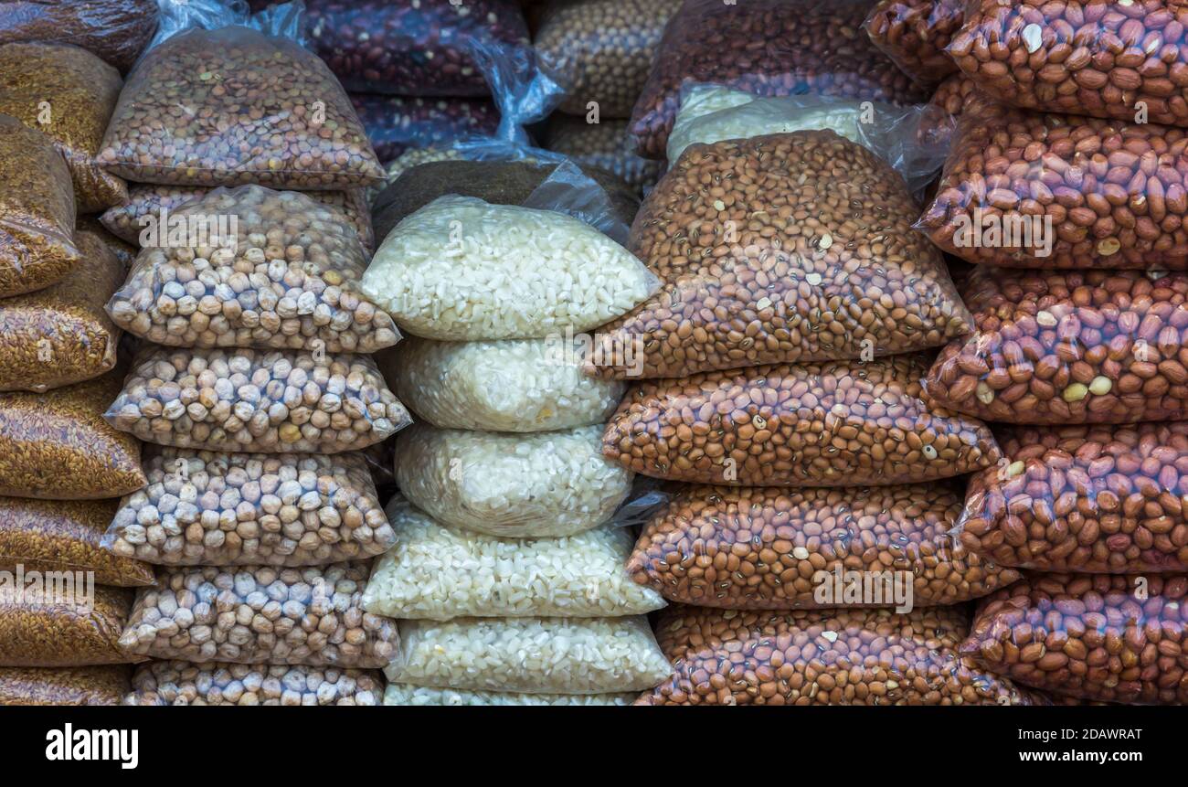 Schuss von verpackten Getreide und Getreide zum Verkauf Stockfoto