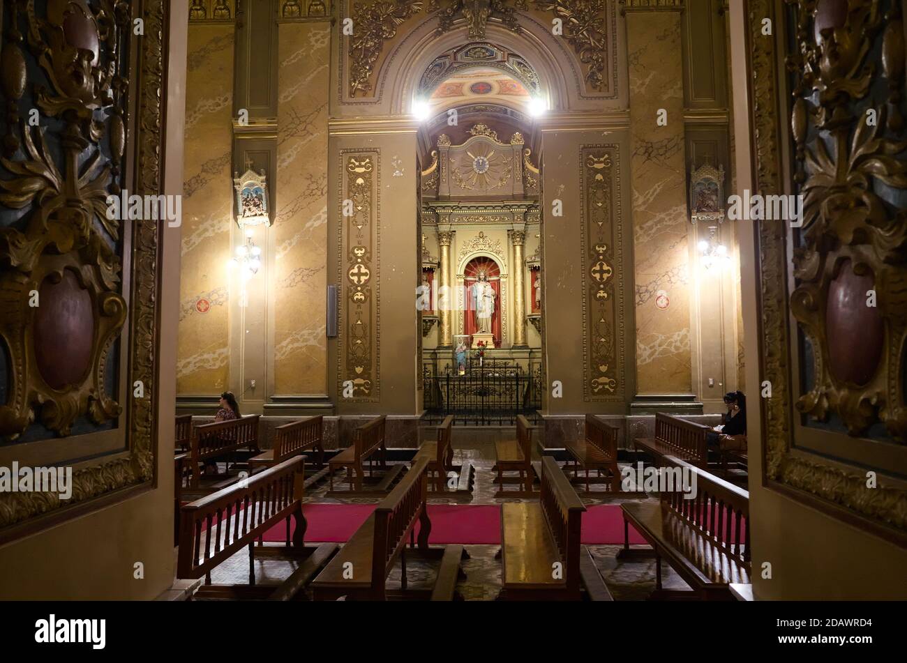 Cordoba, Argentinien - Januar, 2020: Innenraum der Kathedrale von Cordoba Kirche (Iglesia de Nuestra Senora de la Asuncion ). Jesus Christus Statue und Sitze Stockfoto