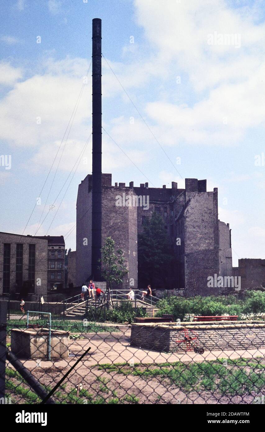 Krasse Rückseite von Gebäuden und Schornstein mit Kindern spielen in Ost-Berlin. Juni 1965. Dia aufgenommen mit Agfacolor CT18 Dia Film mit einem 35 mm Petri 5 S Stockfoto