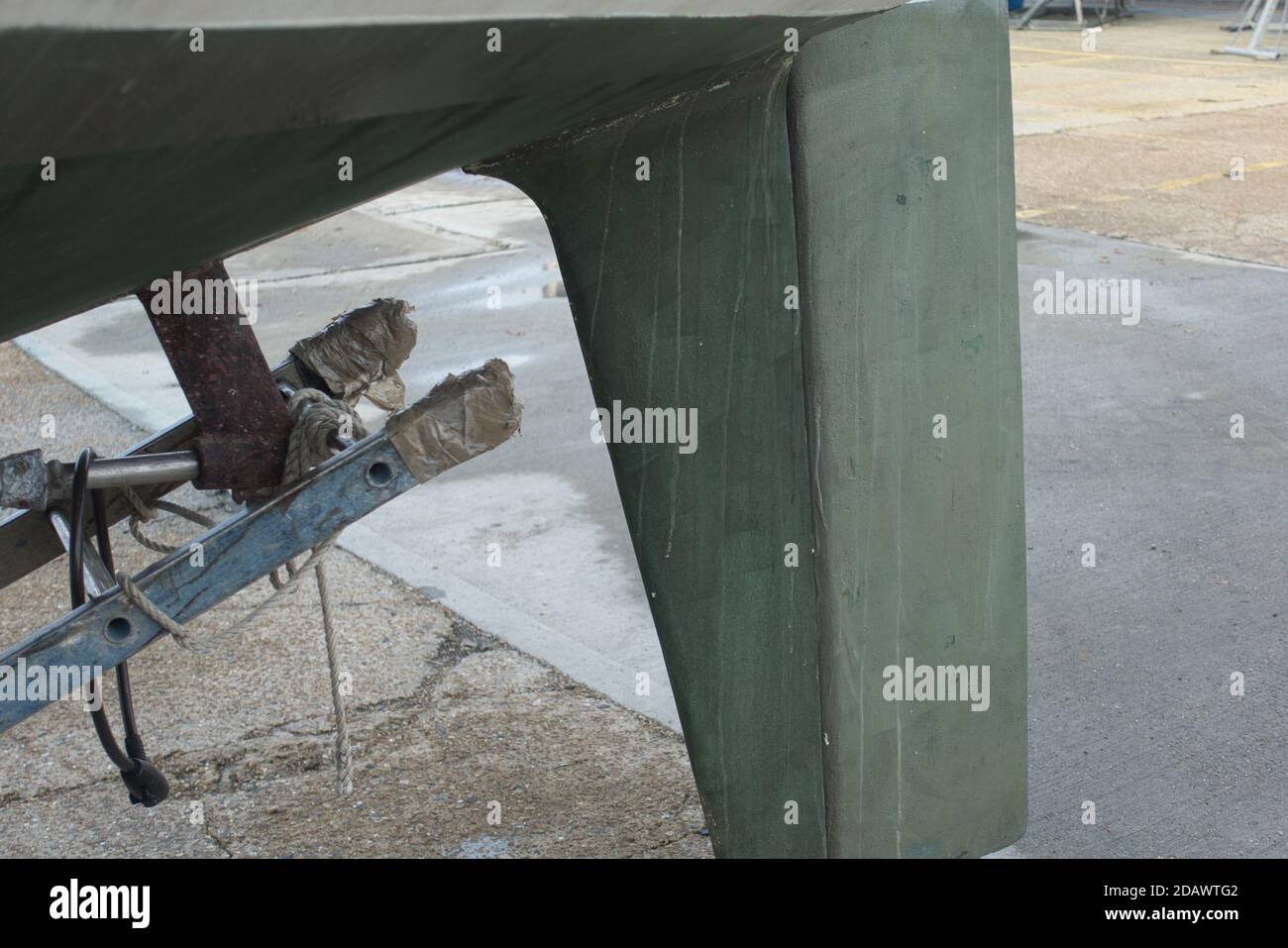 Eine Segelyacht oder ein Bootsruder auf dem harten in einer Werft, mit Rumpf zeigt eine grüne Anti-Fouling-Schicht, um das Wachstum von subaquatischen Organ zu verlangsamen Stockfoto