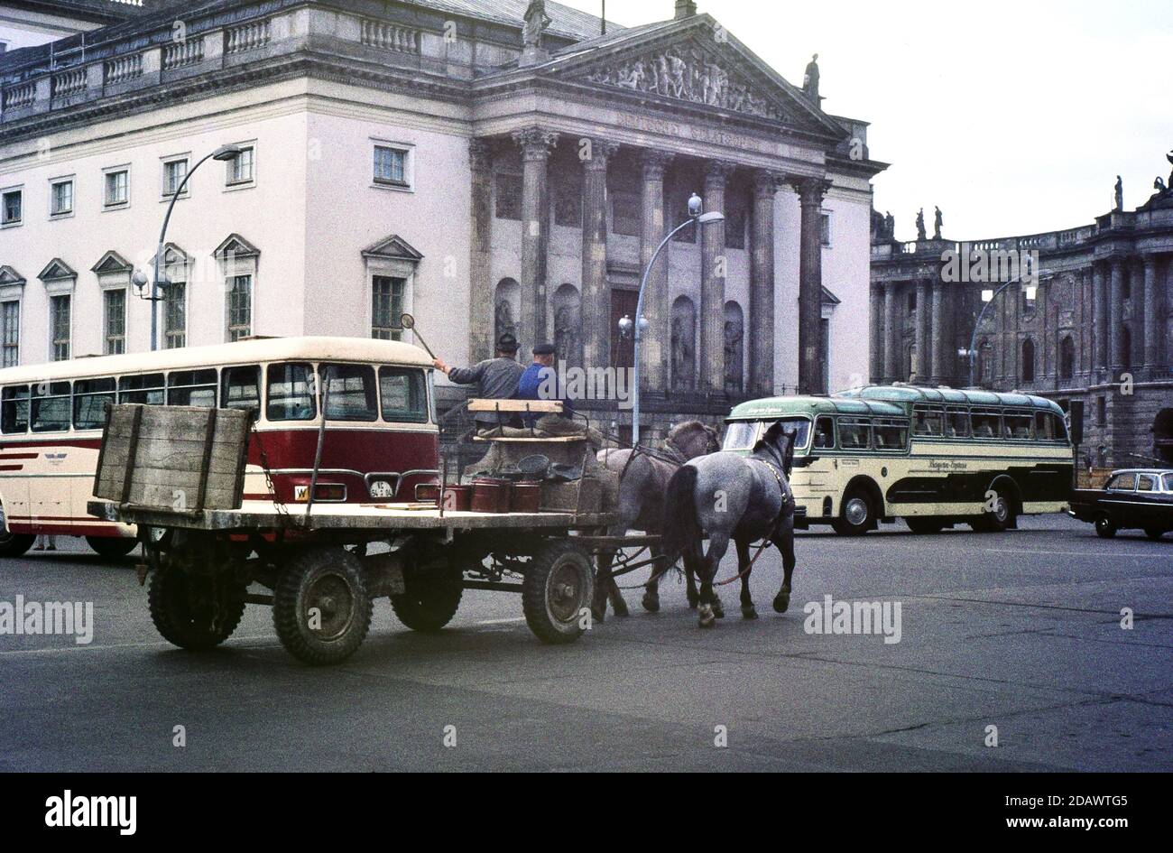 Kontrastierender Transport, Pferdewagen und Reisebusse, vor der Staatsoper in Ost-Berlin im Juni 1965. Folie auf Agfacolor Stockfoto