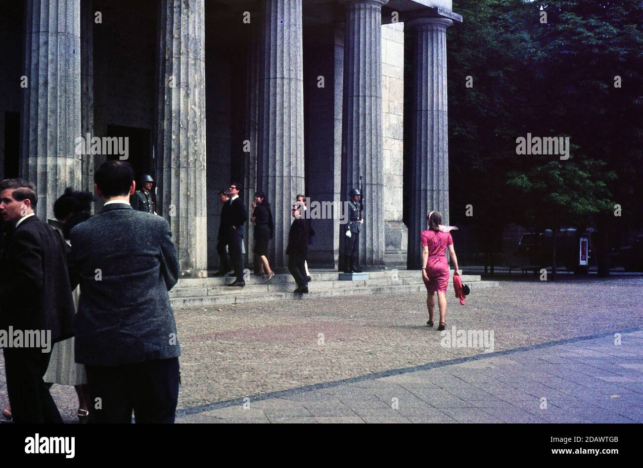 Eine Gruppe britischer Besucher betritt die Neue Wache Ost-Berlin, Juni 1965.damals war dies ein Denkmal für die Opfer Des Faschismus und Militarismus im Osten Stockfoto