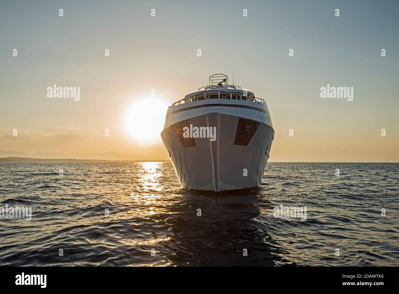 Bug einer privaten Luxusmotoryacht auf tropischem Meer Bei Sonnenuntergang Stockfoto