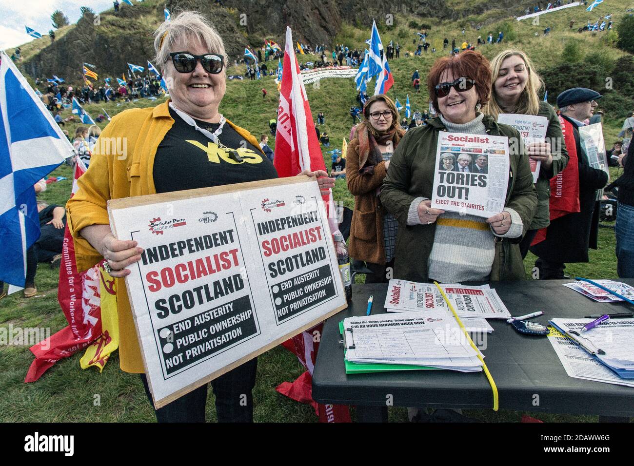 SCHOTTLAND / EDINBURGH / Gruppe von Frauen mit sozialistischen Plakaten während des Pro Scottish Independence March am 6.10.2018 in Edinburgh, Großbritannien. Stockfoto