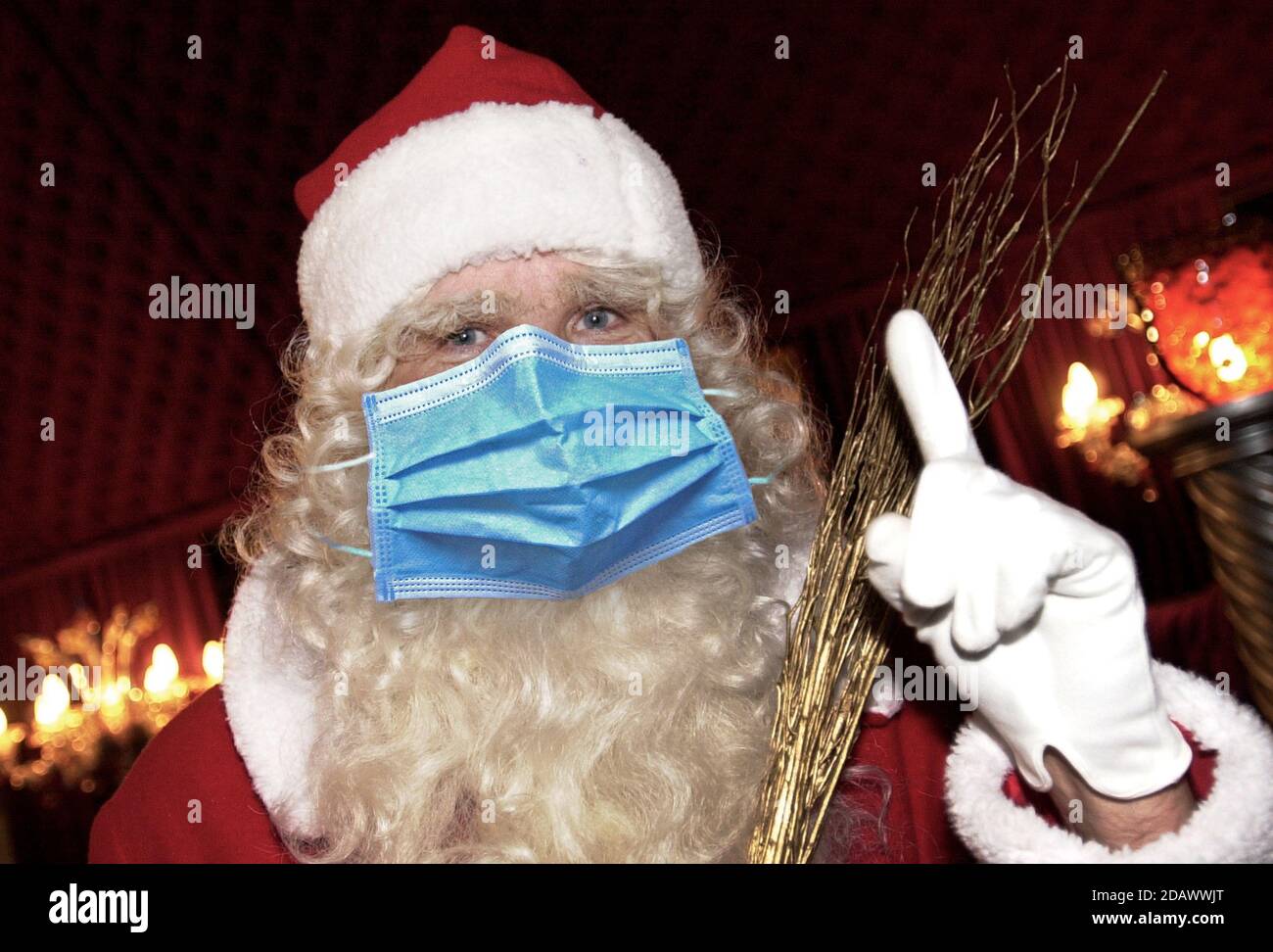 München, Deutschland. November 2020. FOTOMONTAGE-Weihafteren 2020 Mitten in der Coronavirus-Pandemie. Wie sieht es mit der teilweisen Sperrung aus? Die Lockerung der Inhaftierten wird wahrscheinlich nur mit deutlich sinkenden Koronazahlen erfolgen. Weihaftertsmann trägt Gesichtsmaske, Maske, weltweit Credit: dpa/Alamy Live News Stockfoto