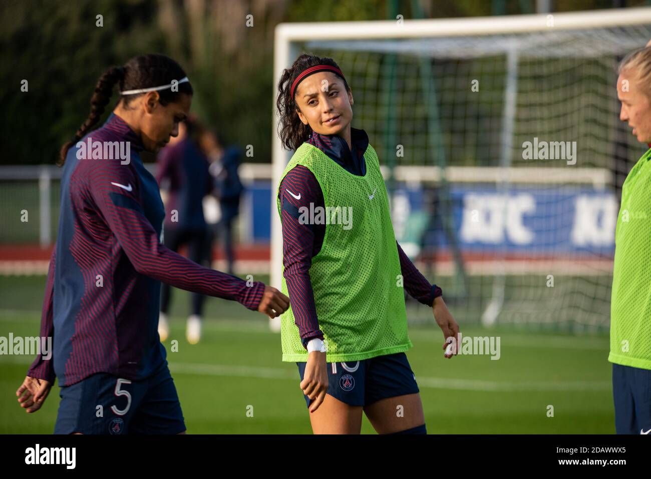 Nadia Nadim von Paris Saint Germain erwärmt sich vor Die Frauen &#039;s Französisch Meisterschaft D1 Arkema Fußballspiel zwischen GP / LM Stockfoto