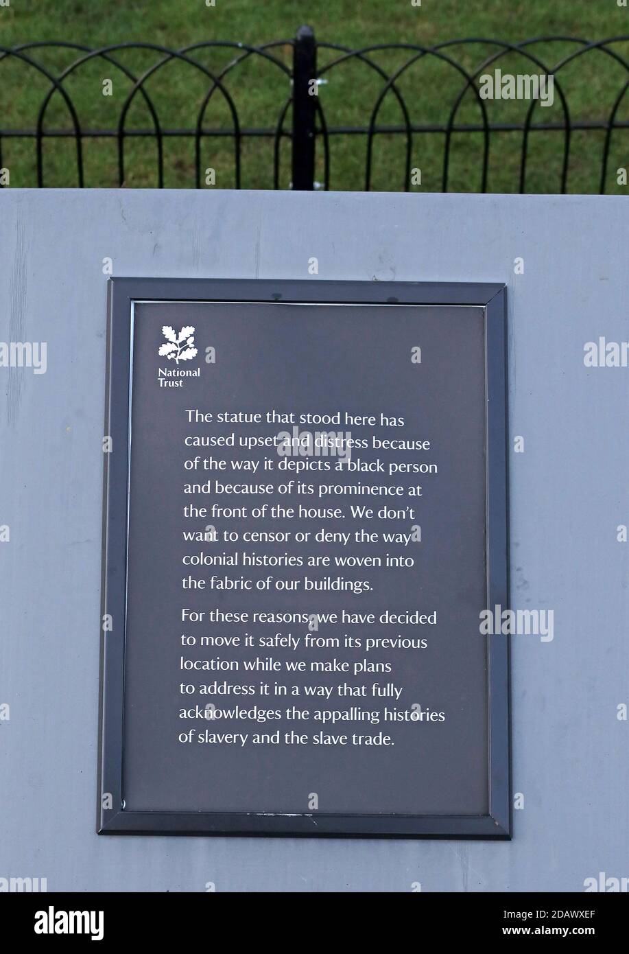 BLM, Black Lives Matter, Plaque, Statue entfernt in Dunham Massey, Black Slave Boy, Altrincham, Greater Manchester, England, UK, WA14 4SJ Stockfoto