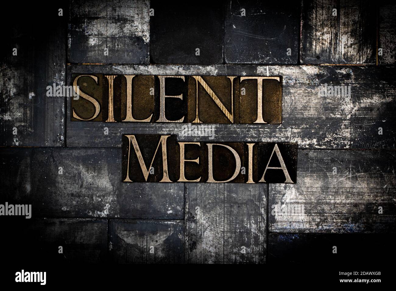 Silent Media Text auf vintage texturierten Grunge Kupfer und Gold Hintergrund Stockfoto