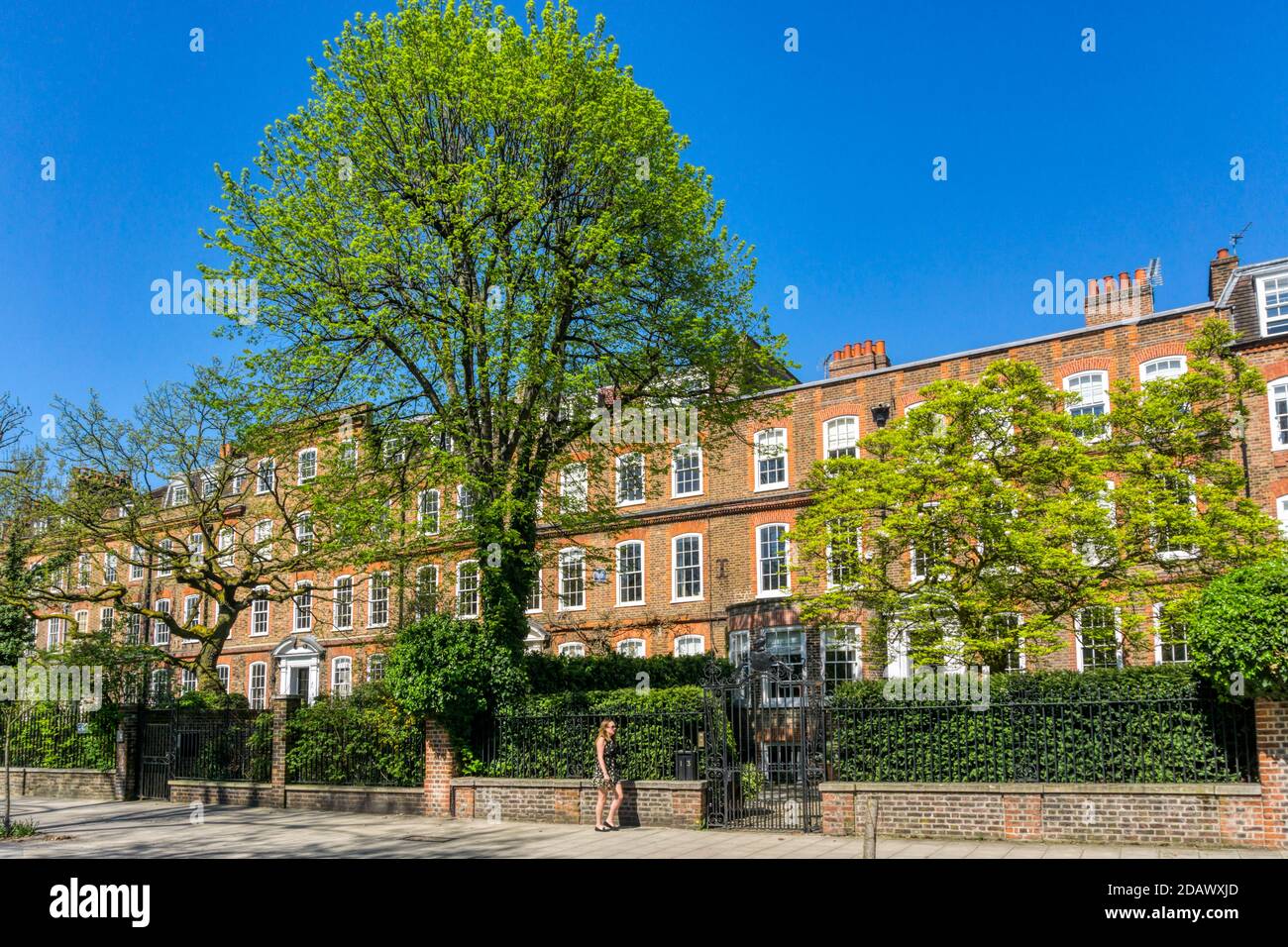 Große Häuser mit Blick auf Clapham Common in Clapham Common North Side in South London. Stockfoto