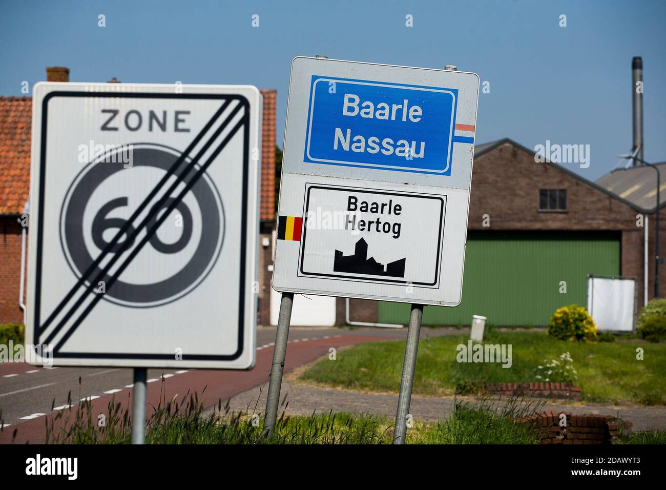 Abbildung zeigt den Namen der Gemeinde Baarle-Hertog auf einem Straßenschild, Freitag, 04. Mai 2018. BELGA FOTO KRISTOF VAN ACCOM Stockfoto
