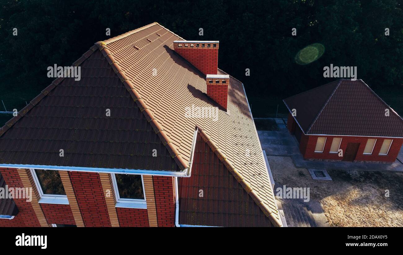 Die Luftaufnahme des Hauses ist groß und das Haus ist klein. Blick von oben. Stockfoto