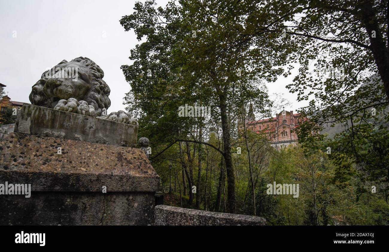 Kirche Santa Maria la Real de Covadonga unter den Lichtungen im Wald Stockfoto