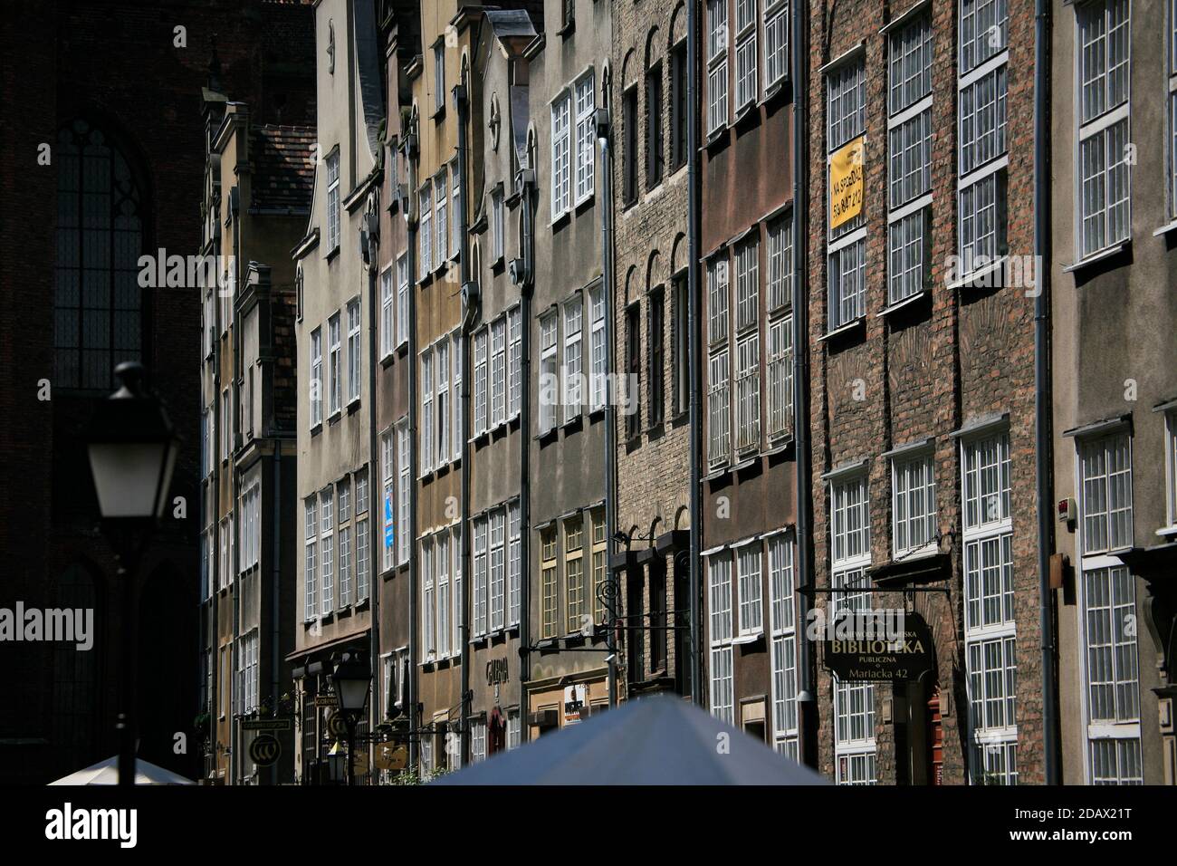 Ein typischer Blick auf die Wände von Häusern auf einem Straße in der Altstadt von Danzig Stockfoto