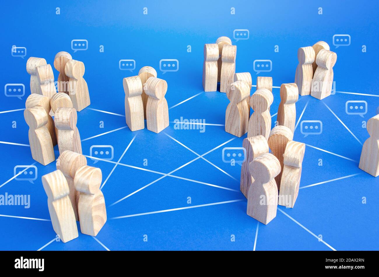 Kommunizierende Personengruppen sind über Leitungen verbunden. Ein Unternehmen mit einem modifizierten hierarchischen System für die Verteilung von Aufgaben und Verantwortung Stockfoto