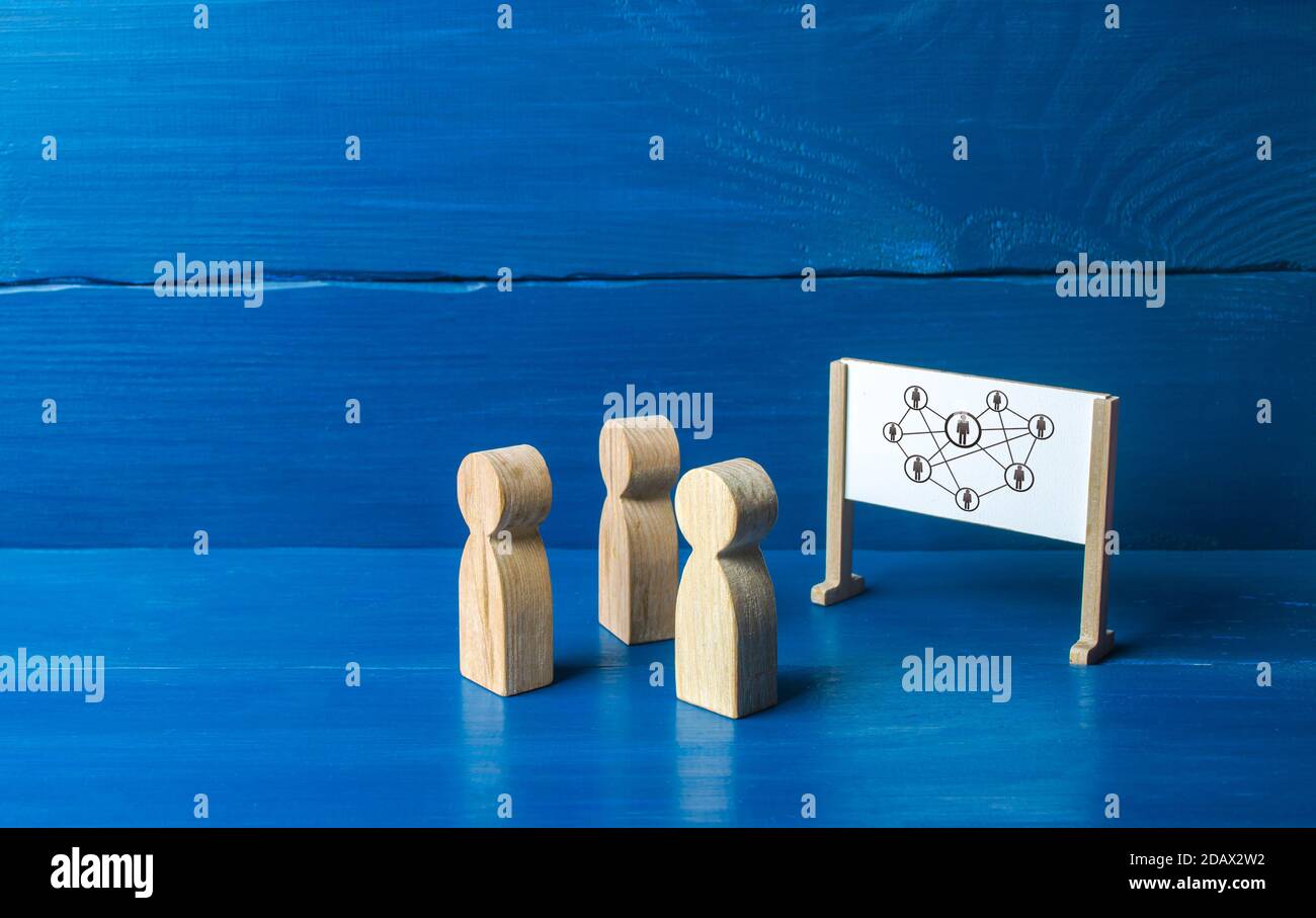 Zahlen von Menschen, die das hierarchische System von Unternehmen betrachten. Unkonventionelle Unternehmensstruktur, Verteilung der Verantwortlichkeiten zwischen den Mitarbeitern. Transitverkehr Stockfoto