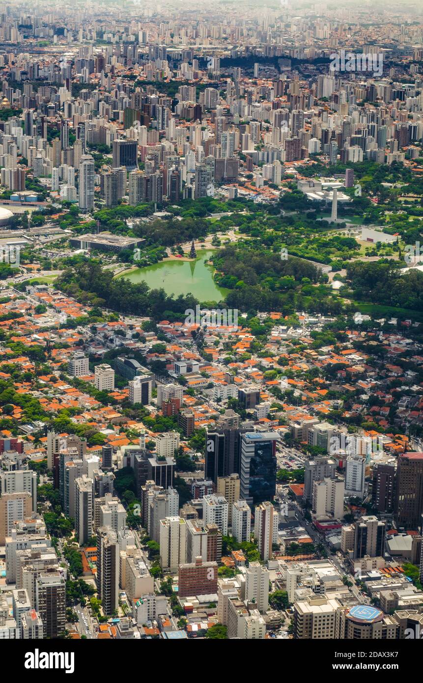 Der große Weihnachtsbaum im Ibirapuera Park im Dezember in Sao Paulo Stadt, Brasilien, ist so beeindruckend, dass er vom Flugzeug aus gesehen werden kann, wenn man einfliegt Stockfoto