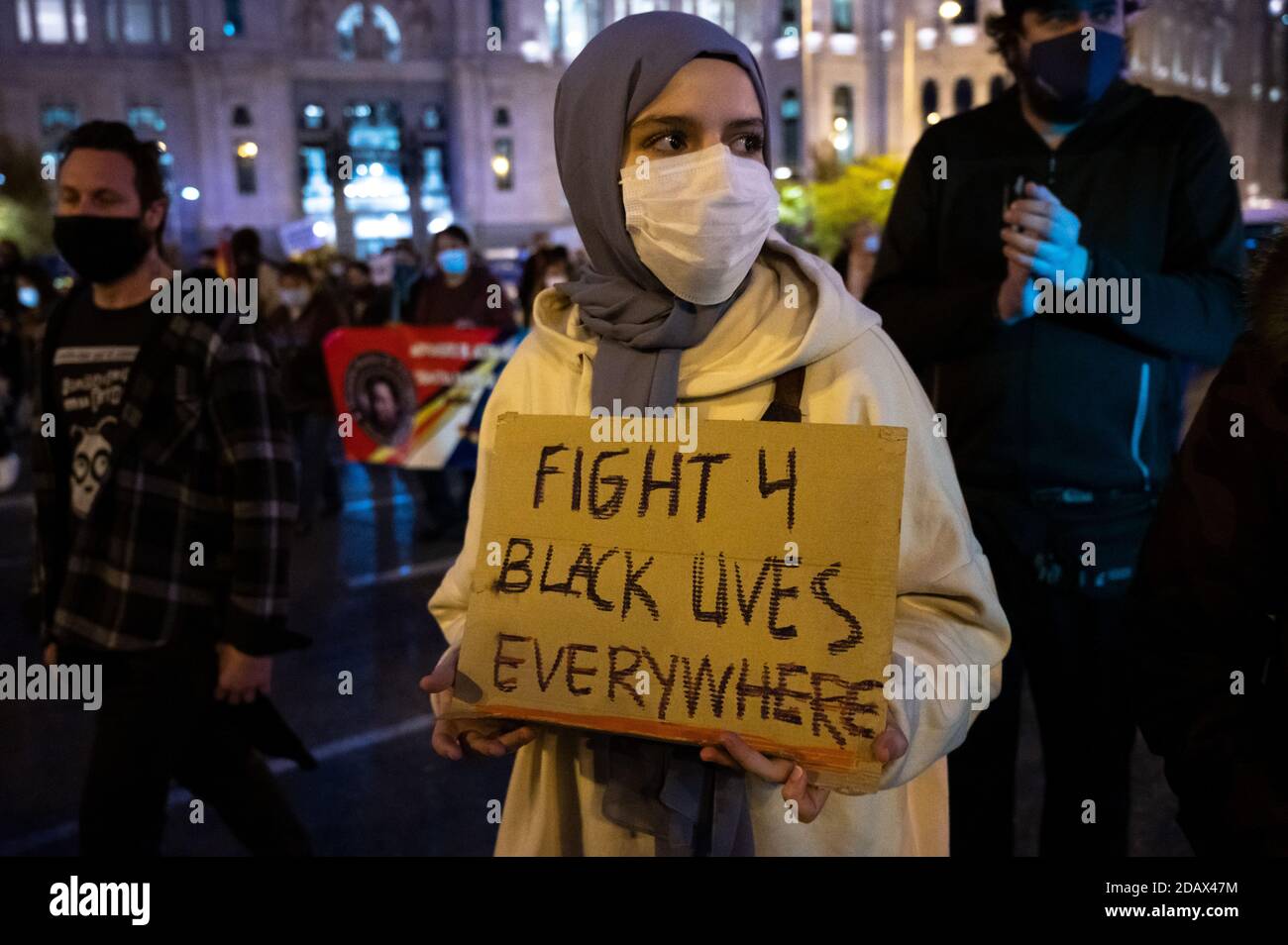 Madrid, Spanien. November 2020. Eine Frau, die ein Plakat trägt, das schwarze Leben während eines Protestes gegen Rassismus und Fremdenfeindlichkeit unterstützt. Quelle: Marcos del Mazo/Alamy Live News Stockfoto