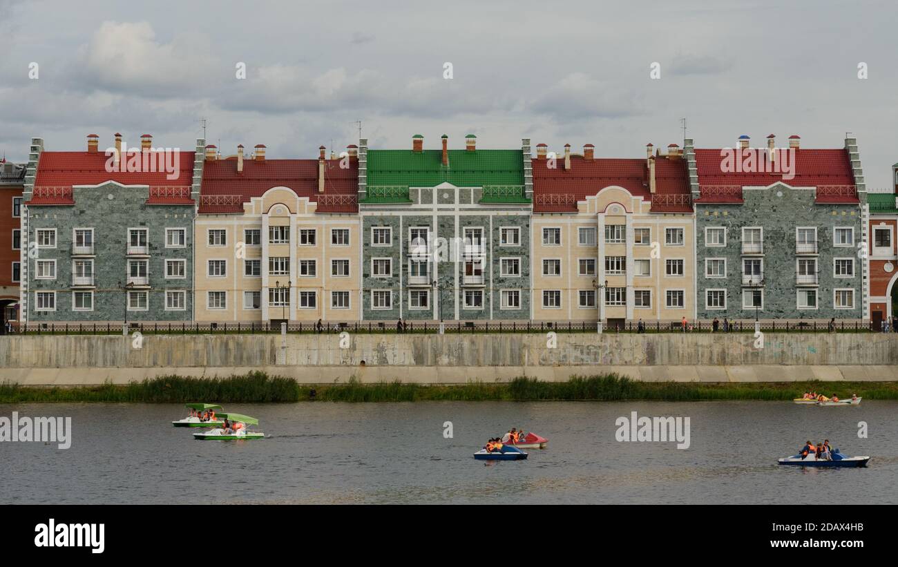 Das Brügger Ufer, Yoshkar-Ola. Eine moderne Kopie der mittelalterlichen Stadt Brügge in Belgien. Mit Bootsfahrern im Vordergrund. Stockfoto