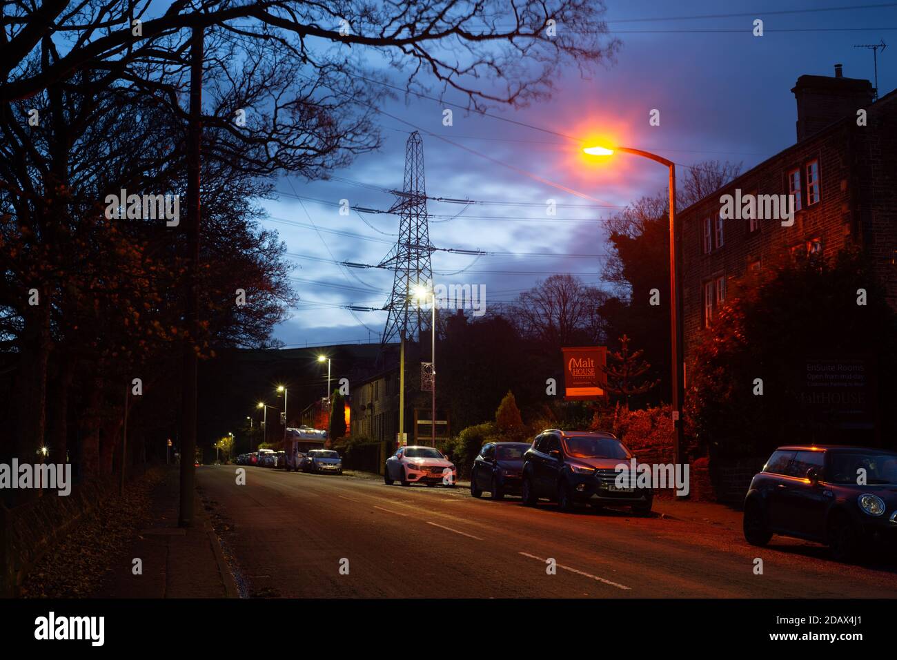 Rishworth, West Yorkshire, A672 Road. Eine einzige Natriumdampflampe oder ein einziger Lampenpfosten hängt an, obwohl der Rest in der Gegend auf LED aufgerüstet wurde Stockfoto