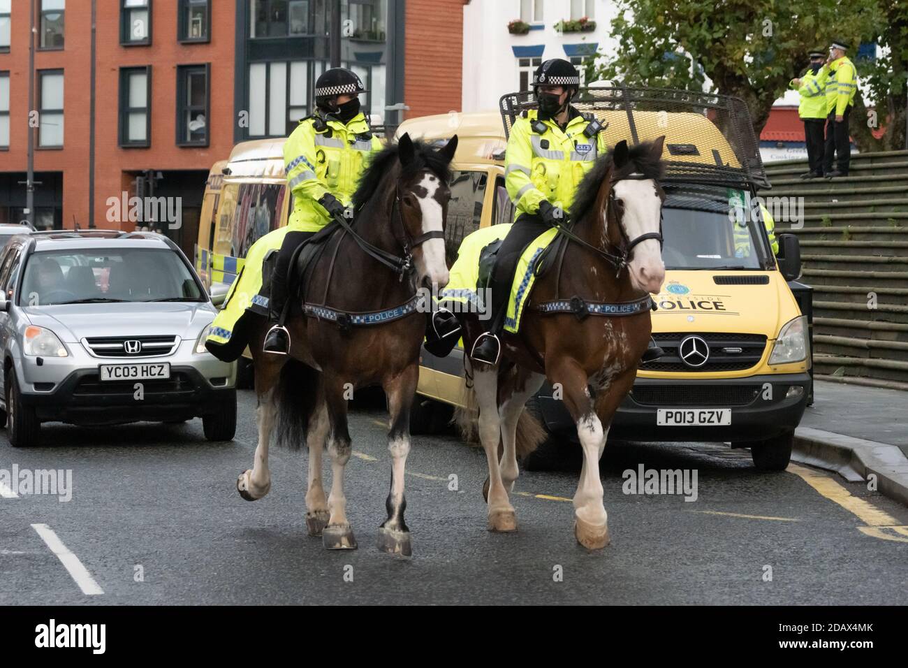 Berry Street, Liverpool, 14. November 2020. Zwei Polizisten, die auf Pferden reiten, ziehen die Straße entlang, vorbei an der St. Luke's Bombed Out Church Stockfoto