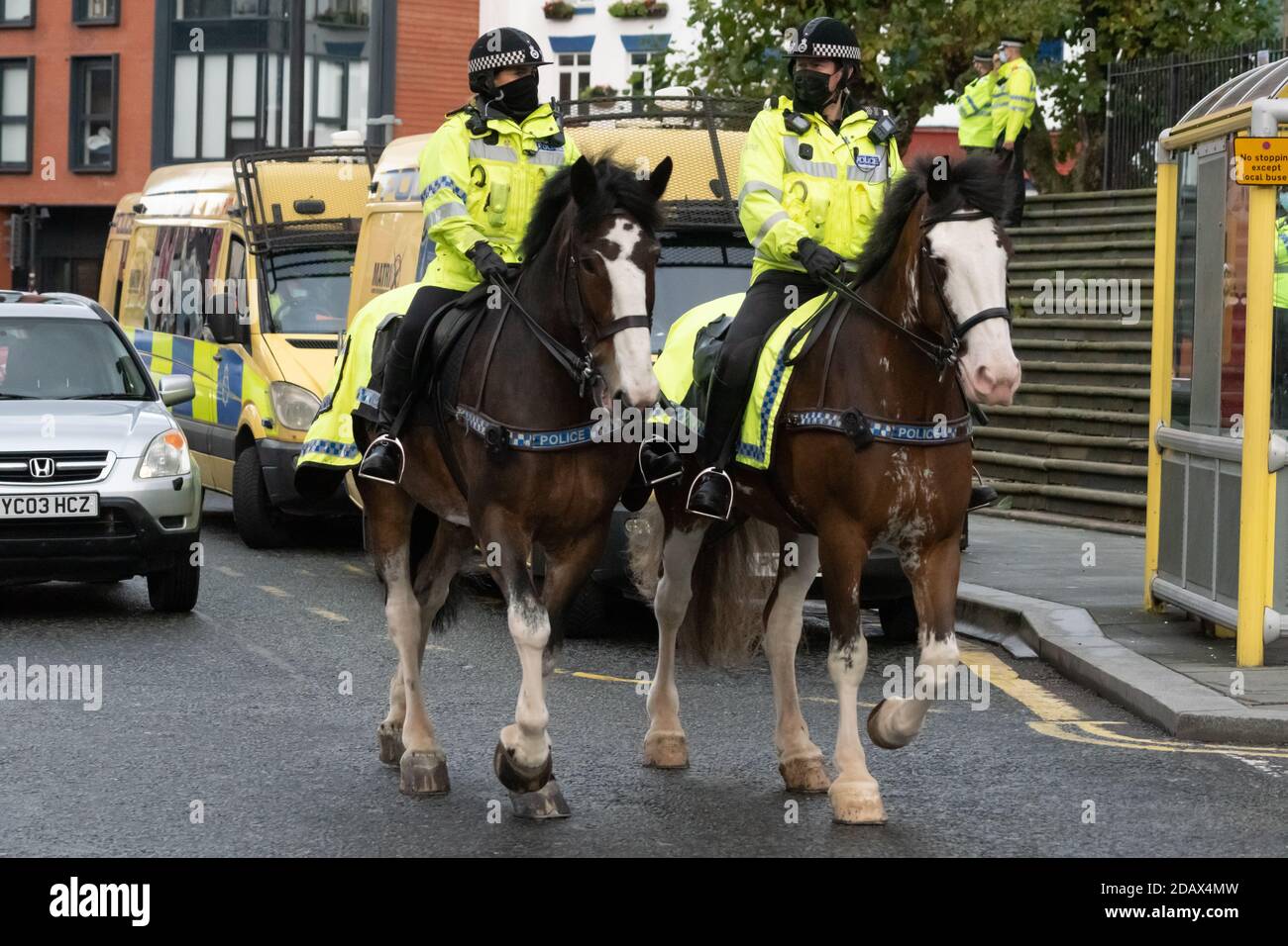 Berry Street, Liverpool, 14. November 2020. Zwei Polizisten, die auf Pferden reiten, ziehen die Straße entlang, vorbei an der St. Luke's Bombed Out Church Stockfoto