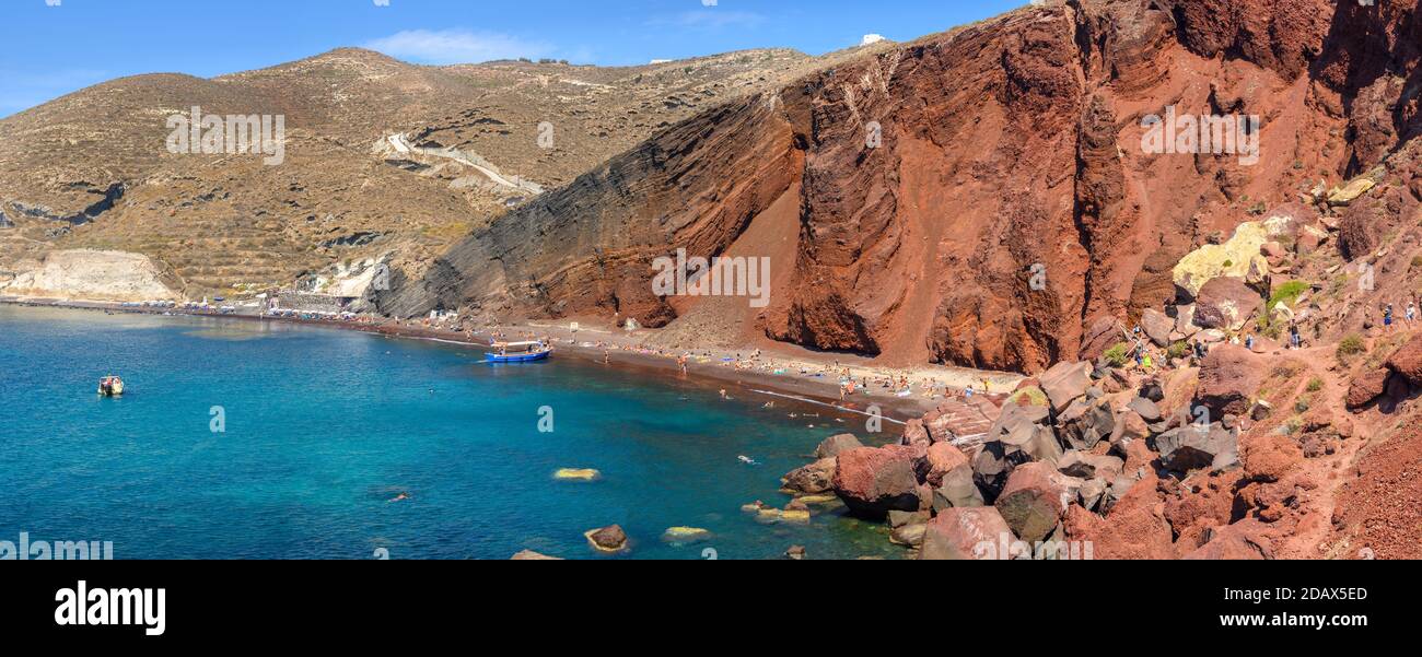 Panoramablick auf den Roten Strand auf Santorini Island - einer der malerischsten Strände der Welt. Kykladen, Griechenland Stockfoto