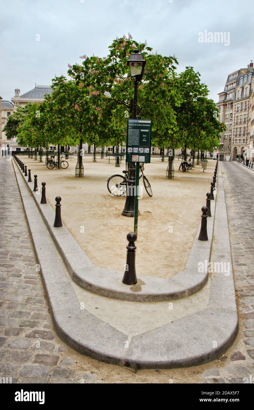 Pcturesque Foto des Ortes Dauphine. Paris, Frankreich. Der Place Dauphine ist ein öffentlicher Platz in der Nähe des westlichen Endes der Île de la Cité in der Stockfoto