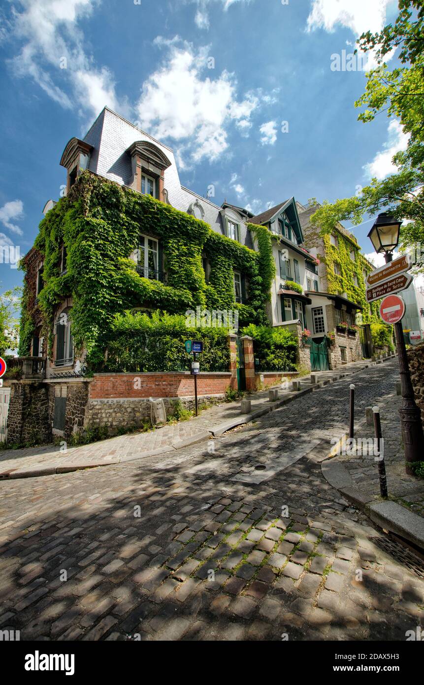 Straße von Montmartre an sonnigen Sommertag. Paris. Frankreich Stockfoto