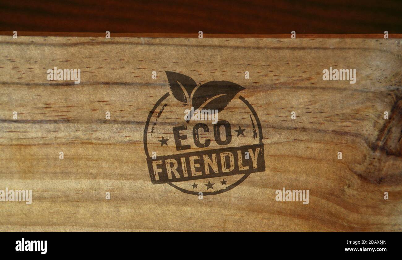 Umweltfreundliche Stempel auf Holzkiste gedruckt. Nachhaltige Wirtschaft, grün, Umwelt, Ökologie, Bio, gesunde Ernährung und natürliche Lebensstilkonzept. Stockfoto