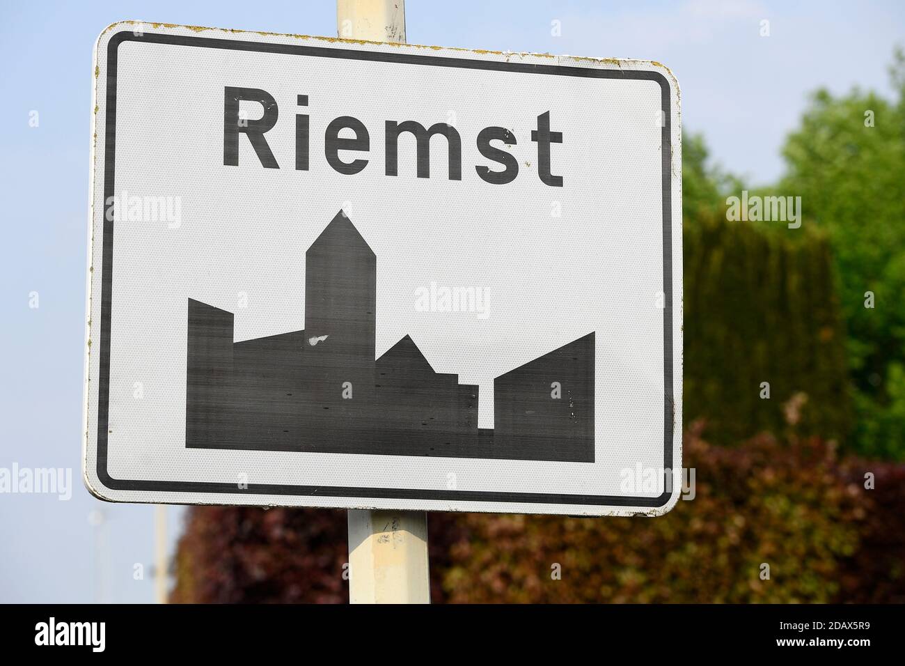 Abbildung zeigt den Namen der Gemeinde Riemst auf einem Straßenschild, Donnerstag, 17. Mai 2018. BELGA FOTO YORICK JANSENS Stockfoto