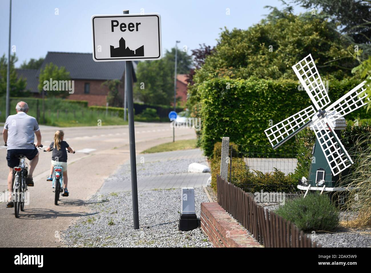 Abbildung zeigt den Namen der Gemeinde Peer auf einem Straßenschild, Donnerstag, 17. Mai 2018. BELGA FOTO YORICK JANSENS Stockfoto