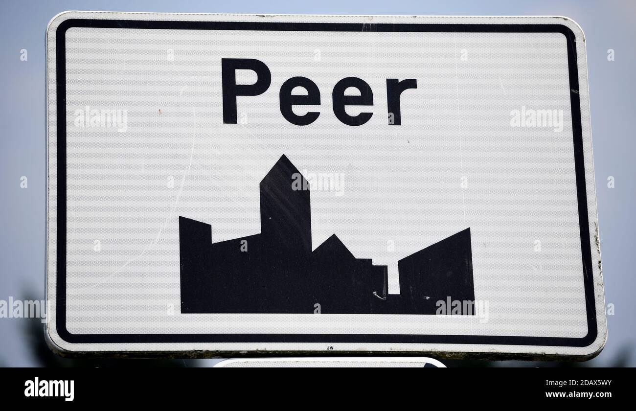 Abbildung zeigt den Namen der Gemeinde Peer auf einem Straßenschild, Donnerstag, 17. Mai 2018. BELGA FOTO YORICK JANSENS Stockfoto