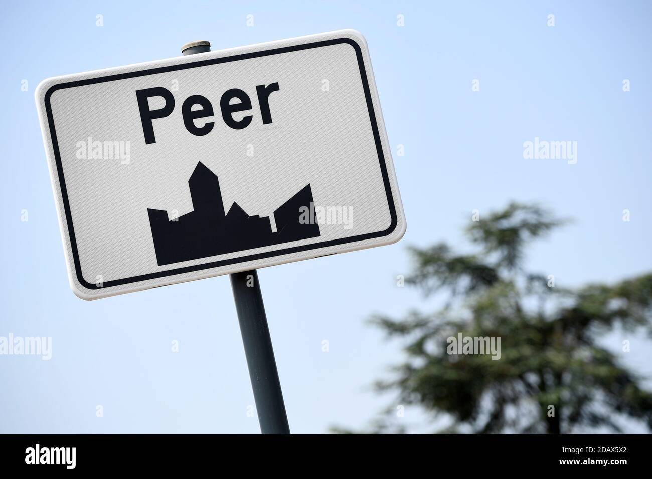 Abbildung zeigt den Namen der Gemeinde Peer auf einem Straßenschild, Donnerstag, 17. Mai 2018. BELGA FOTO YORICK JANSENS Stockfoto