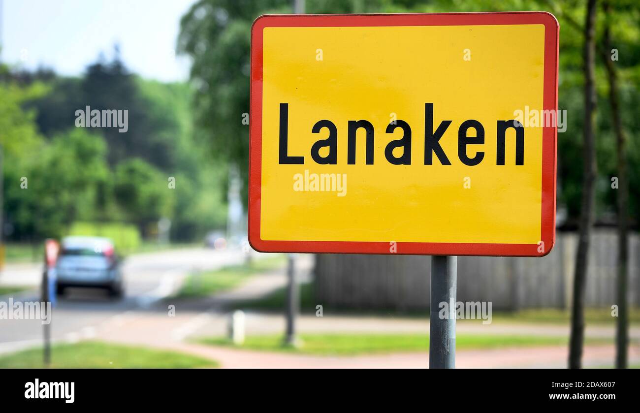 Abbildung zeigt den Namen der Gemeinde Lanaken auf einem Straßenschild, Donnerstag, 17. Mai 2018. BELGA FOTO YORICK JANSENS Stockfoto