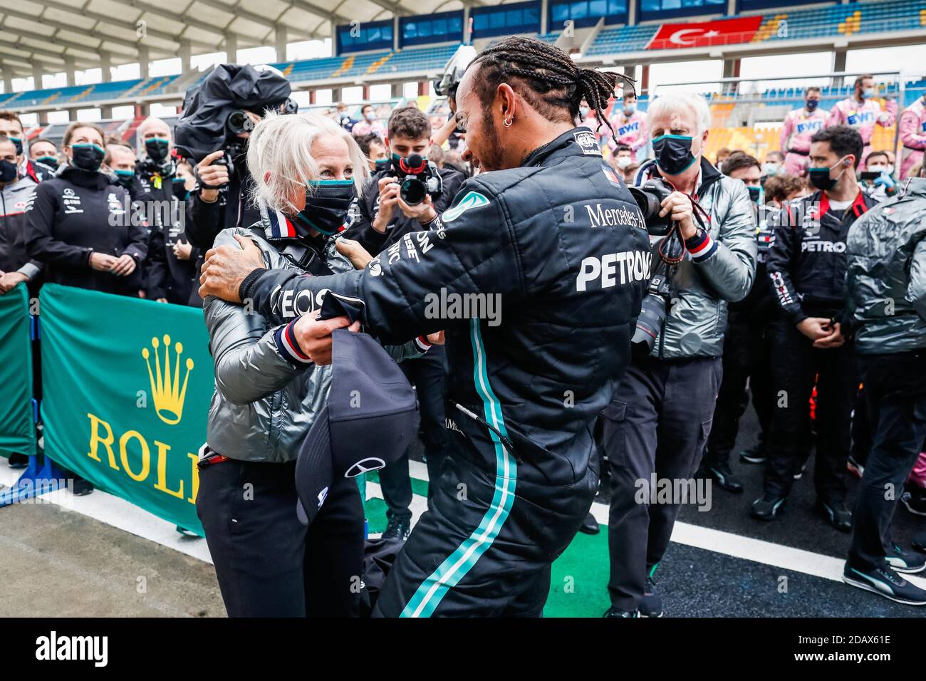 Tuzla in der Nähe von Istanbul, Türkei. November 2020. HAMILTON Lewis (gbr), Mercedes AMG F1 GP W11 Hybrid EQ Power+, Portrait feiert seinen 7. Weltmeistertitel mit Angela Cullen beim Formel 1 DHL Turkish Grand Prix 2020, vom 13. Bis 15. November 2020 im Intercity Istanbul Park, in Tuzla, bei Istanbul, Türkei - Foto Antonin Vincent / DPPI / LM Kredit: Gruppo Editoriale LiveMedia/Alamy Live News Stockfoto