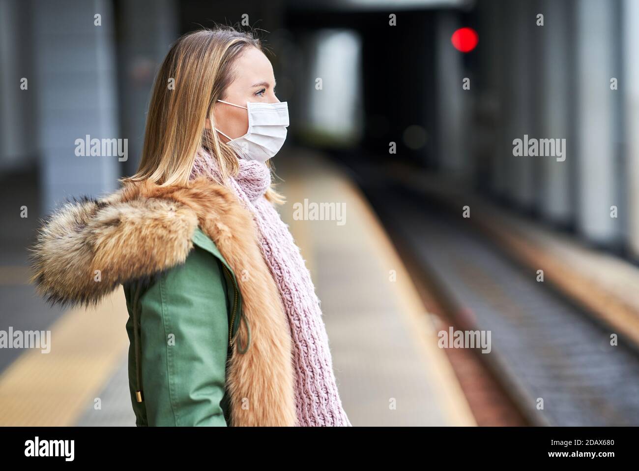 Erwachsene Frau am Bahnhof mit Masken wegen covid-19 Einschränkungen Stockfoto