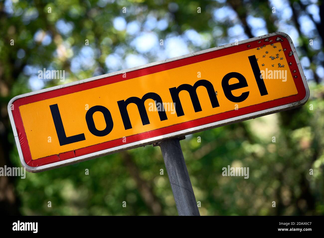 Abbildung zeigt den Namen der Gemeinde Lommel auf einem Straßenschild, Donnerstag, 17. Mai 2018. BELGA FOTO YORICK JANSENS Stockfoto