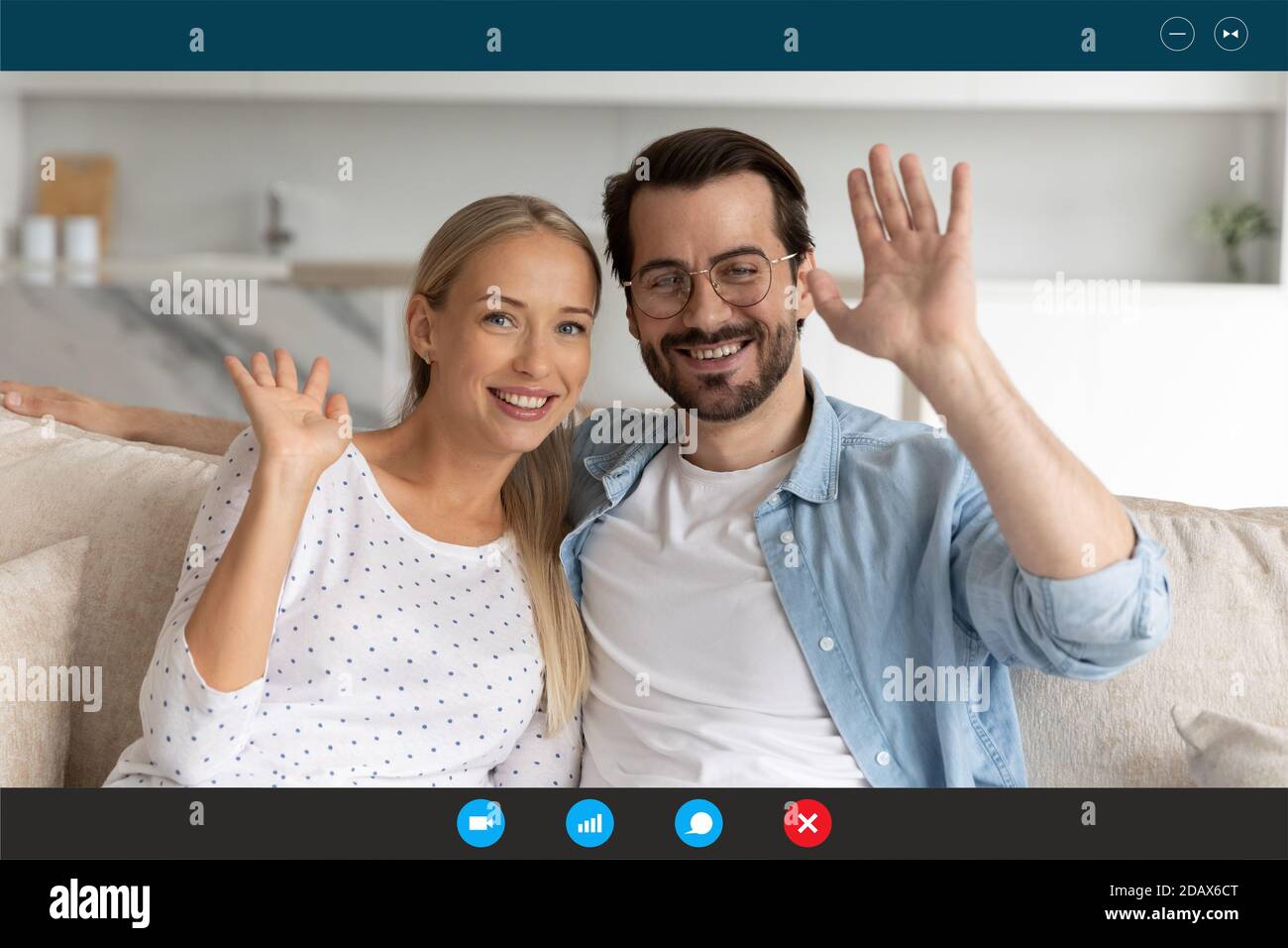 Glückliches junges europäisches Familienpaar mit Videoanruf. Stockfoto