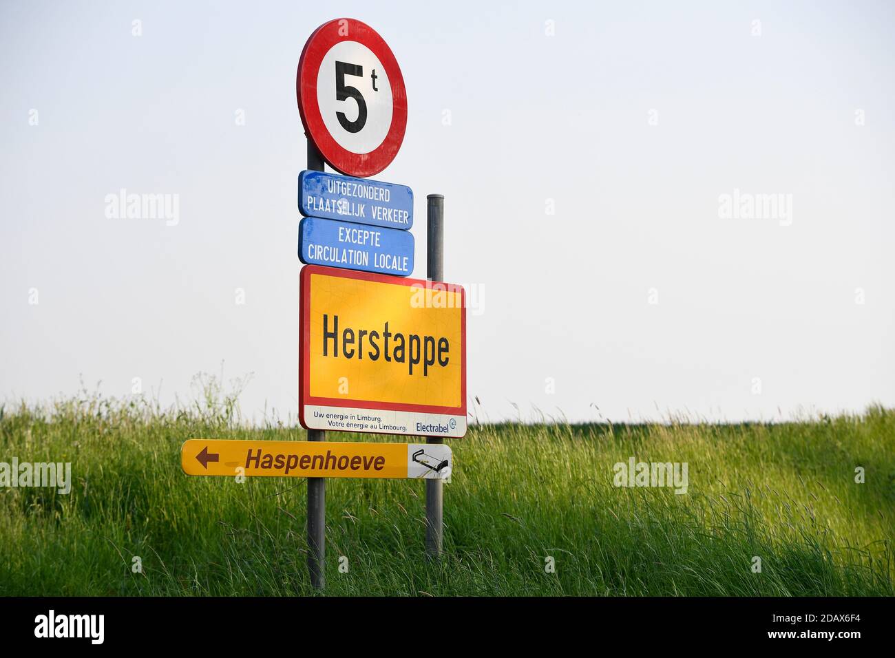 Abbildung zeigt den Namen der Gemeinde Herstappe auf einem Straßenschild, Donnerstag, 17. Mai 2018. BELGA FOTO YORICK JANSENS Stockfoto