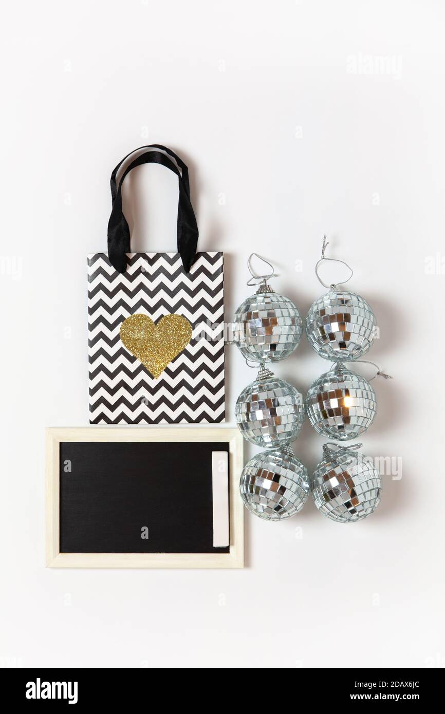 Weihnachts Geschenktasche Mit Goldenem Herzen Sechs Kleine Disco Kugeln Kreidetafel Auf Weissem Hintergrund Kopierraum Festlich Neujahr Verkauf Einkaufskonzept V Stockfotografie Alamy