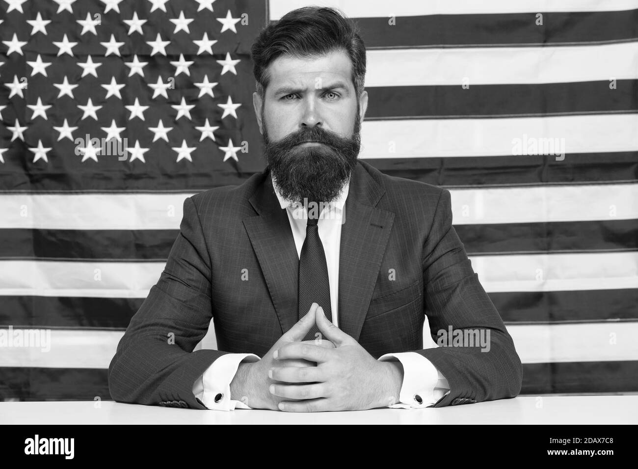 Patriotismus, Schutz und Wohlstand. Sein Wahlkampf. Brutaler Geschäftsmann ist patriotisch für die usa. Bildungsreform in der Schule im 4. juli. Amerikanischer Bürger an der US-Flagge. Politiker bei der Wahl. Stockfoto