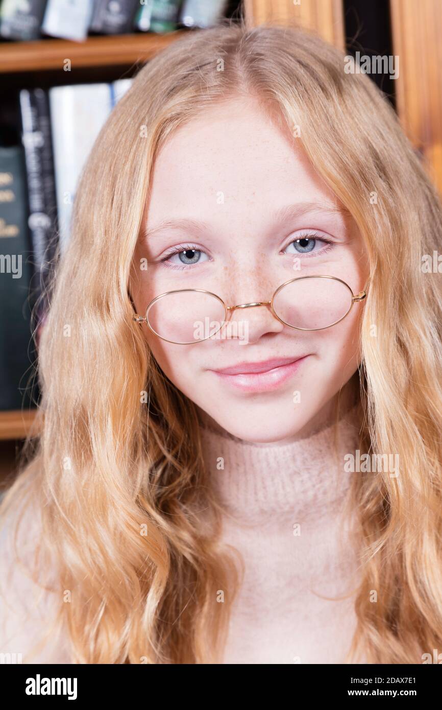 Niedliches 12-jähriges Mädchen in altmodischen Brillen. Stockfoto